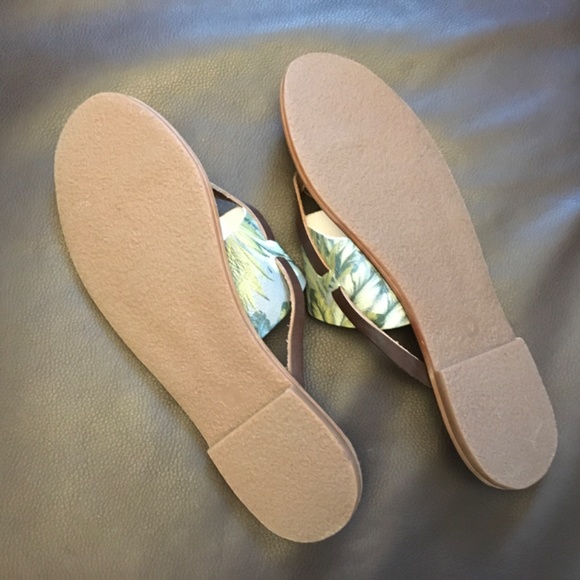'Tommy Bahama Penelohpe' Leather  Sandal - Picture 7 of 11